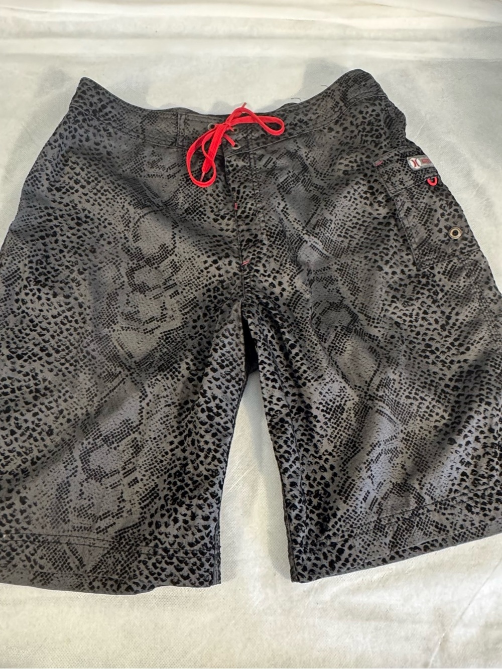 Hurley Men’s Black Snake-Print Swim Trunks with Red Drawcord size 34